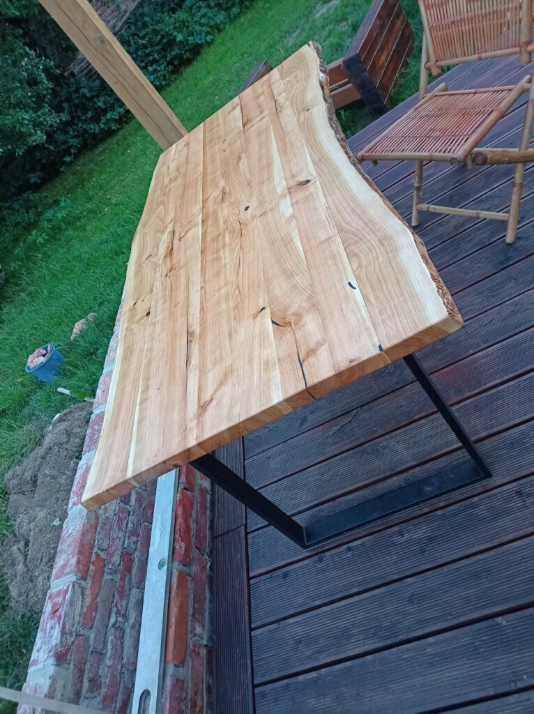 Solidny Stół z Litego Drewna na Stalowych Nogach – Styl Industrialny