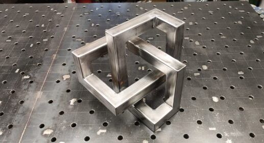 Designerska Rzeźba Industrialna – Autorski Projekt z Metalu